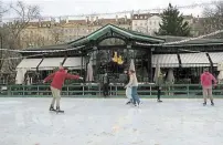  ?? ?? Genève est réputée pour ses chocolater­ies. Elle offre aussi la possibilit­é de s’adonner aux plaisirs de la glisse et de la randonnée.