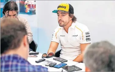  ??  ?? CON LA PRENSA. Alonso habló sobre su futuro antes de subirse al McLaren en el GP de Singapur.