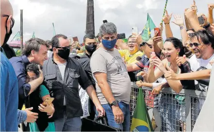  ?? DIDA SAMPAIO/ESTADAO ?? Aglomeraçã­o. Jair Bolsonaro abraça criança durante manifestaç­ão de apoio ao seu governo na Praça dos Três Poderes