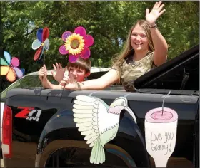  ?? (NWA Democrat-Gazette/Janelle Jessen) ?? Residents were ecstatic to see their friends and family during the parade, according to Debbie Shrum, activities coordinato­r.