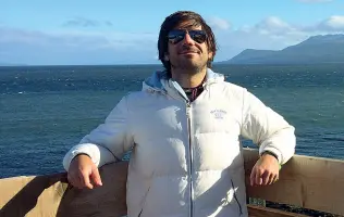  ??  ?? Senza paura Alessandro Bordini, trentenne di Nogara ha raggiunto 25 Paesi del mondo anche se non ha più l’uso della vista, perso dopo un lancio con il paracadute