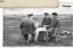  ??  ?? Winston Churchill spiser frokost med Montgomery og Alan Brooke på Rhinens østlige bred den 26. marts 1945. Det er kun to dage efter, at styrkerne krydsede floden.