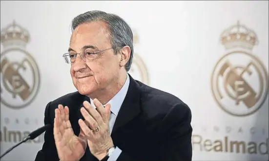  ?? EMILIO NARANJO / EFE ?? Al mal tiempo, buena cara. Un día después de anunciar que prescindía de Mourinho, Florentino Pérez, que estuvo en la presentaci­ón de un acuerdo entre Microsoft y la Fundación del Real Madrid, empieza a ser el blanco de las críticas