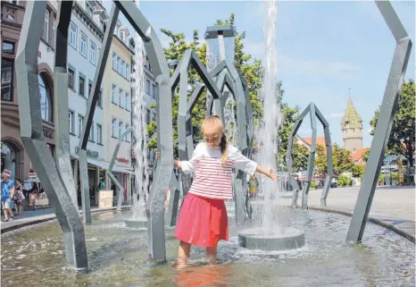  ?? FOTO: LEN ?? Ein Mädchen kühlt sich bei heißem Wetter im Brunnen am Marienplat­z ab. Künftig soll noch mehr Wasser für Abkühlung in der Stadt sorgen.