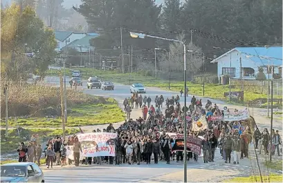  ?? M. FAILLA ?? Marcha. Unas 200 personas marcharon ayer por El Bolsón para pedir la aparición de Maldonado.