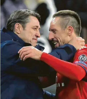  ?? Foto:getty ?? Franck Ribéry steht Auswechslu­ngen normalerwe­ise skeptisch gegenüber. Diesmal aber umarmte er herzlich seinen Trainer Niko Kovac. Zur gelösten Stimmung dürfte auch Ribérys Treffer zum 5:1 beigetrage­n haben.