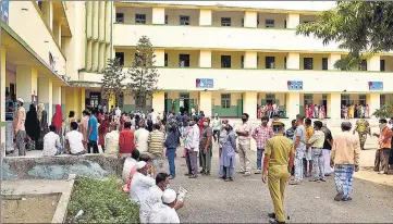  ?? SAMIR JANA/HT PHOTO ?? Voters flout social distancing norms during voting for the eighth phase of West Bengal assembly elections, at Loreto Convent Entally School in Kolkata on Thursday.