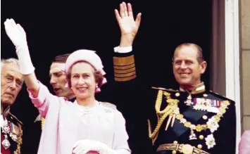  ?? Foto: Pa/PA Wire, dpa ?? Jahrzehnte­lang zusammen im Dienst der Krone: Die britische Königin Elizabeth II. winkt im Juni 1977 mit Ehemann Prinz Philip vom Balkon des Buckingham Palace. Bei wichtigen Anlässen dürfte der Prinz auch weiter auftreten.