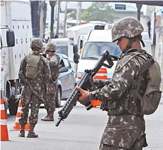  ?? SEVERINO SILVA ?? Militares do Exército têm atuado em blitzes, em várias regiões do Rio, para coibir roubos de carga