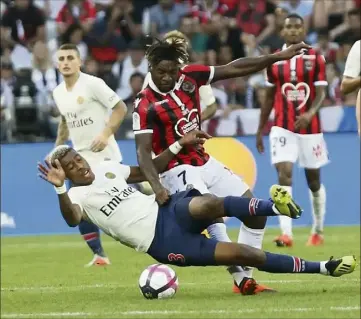  ??  ?? Allan Saint-Maximin a fait des misères à Presnel Kimpembe en première période, avant de disparaîtr­e. Il n’a affiché aucune complicité avec Mario Balotelli, entré en jeu à la pause. (Photos Sébastien Botella)