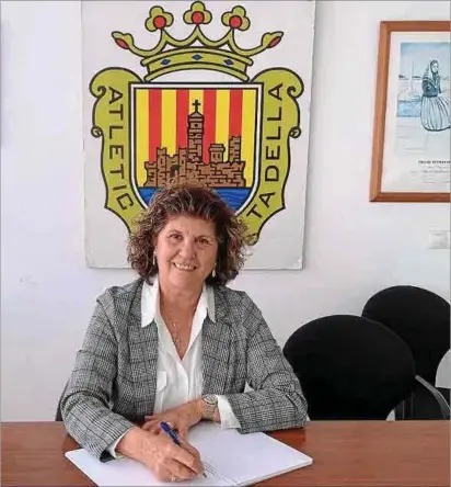  ?? Foto: A.C. ?? Despedida. La todavía presidenta bermellón, Esperança Juaneda, ha querido compartir con este diario sus últimos días al frente del Atlètic Ciutadella y de vida del club, después que anunciaran su acuerdo con Sami y Dosa para fusionarse.