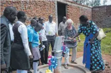  ?? FOTO: PRIVAT ?? Helene Dingler bei der Inbetriebn­ahme eines neuen Brunnens für das von ihr finanziert­e Schulproje­kt.