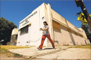  ?? Al Seib Los Angeles Times ?? LAST YEAR, LAPD officers ordered the residents of an illegally converted church building at 805 W. 57th St. to evacuate. Despite the squalid conditions there, some residents said they felt they had nowhere else to go.