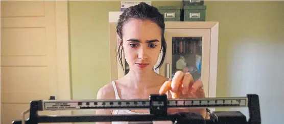  ??  ?? Lilly Collins. La actriz interpreta a Ellen, una chica que sufre trastornos alimentari­os y que es la protagonis­ta de “Hasta los huesos”.