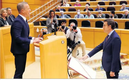  ?? JUAN CARLOS HIDALGO / EFE ?? El líder del PP, Alberto Núñez Feijóo, promete ayer acatar la Constituci­ón ante el presidente del Senado, Ander Gil.