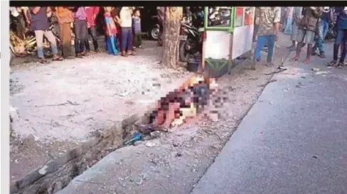  ??  ?? GAMBAR menunjukka­n mayat suspek dibiarkan terbakar di tepi jalan selepas ditangkap mencuri di sebuah masjid di Bekasi. - Agensi
METRO
HARIAN