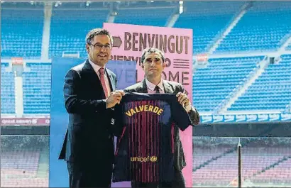  ?? XAVIER GÓMEZ ?? La presentaci­ón. El presidente del Barcelona, Josep Maria Bartomeu, con el nuevo entrenador blaugrana, Ernesto Valverde, el pasado jueves en el Camp Nou