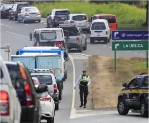  ?? RAFAEL PACHECO ?? Avanzar en el tramo de la ruta 1 entre el hotel San José Palacio y el puente Juan Pablo II sigue siendo complicado.