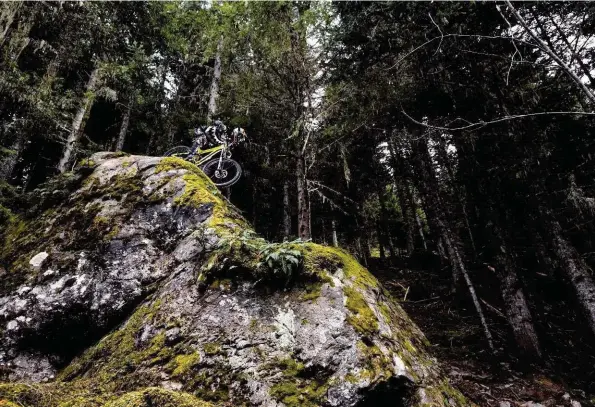  ??  ?? Si Vincent Pernin avait vécu dans les années 90 à Vancouver, il aurait pu faire partie des Fro Riders. Mais Vincent est de la génération suivante, il est Français aussi, ce qui ne l’a pas empêché d’aller vivre au Canada, de devenir pote et de rouler avec des gars comme Brett Tippie. Ce dernier ne s’est pas trompé en reconnaiss­ant le talent de notre Vosgien désormais en dessous de La Plagne. Shooter avec Pernini (son nom de scène), c’est assurément l’occasion de sortir de belles images de freeride.
Vincent Pernin, Avril 2014, Les Arcs. Canon 1D-X + 16-35mm F/4.0 + flash cobra Canon