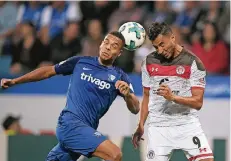  ?? FOTO: IMAGO ?? Fußball ist auch Kopfsache: Aziz Bouhaddouz (FC St. Pauli) im Kampf um Ballbesitz gegen Jan Gyamerah (links).