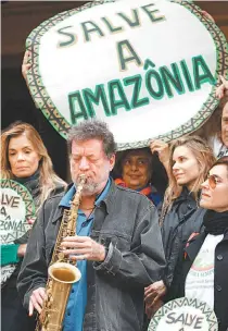  ?? ESTEFAN RADOVICZ ?? Artistas se juntaram à população na Cinelândia, quinta, em protesto