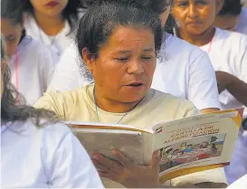  ??  ?? Algunas de las reclusas en Cárcel de Mujeres dicen que están privadas de libertad al ser engañadas por no saber leer y escribir.