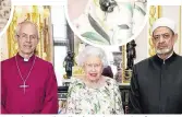  ??  ?? 2011 schenkte Barack Obama der Queen eine Brosche, die sie auch am Ankunftsta­g von Donald Trump bei einem Treffen mit Justin Welby und Sheikh Ahmad Al-Tayeb (re.) trug