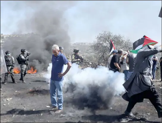  ??  ?? مواجهات بين فلسطينيين وقوات الاحتلال في الضفة