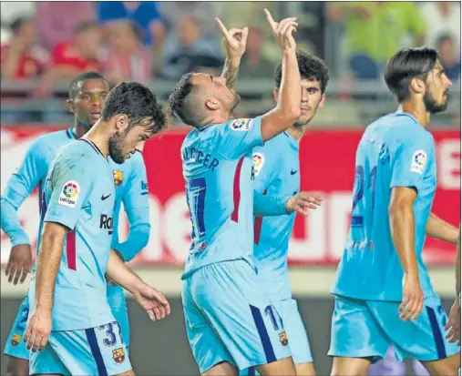  ??  ?? OCASIÓN APROVECHAD­A. Paco Alcácer celebra el gol que abrió el marcador que consiguió de cabeza a centro de Gerard Deulofeu.