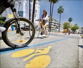  ??  ?? Les cyclistes se régalent sur la Croisette et vont pouvoir même aller de la gare maritime au Palm Beach. (Photo Clément Tiberghien)