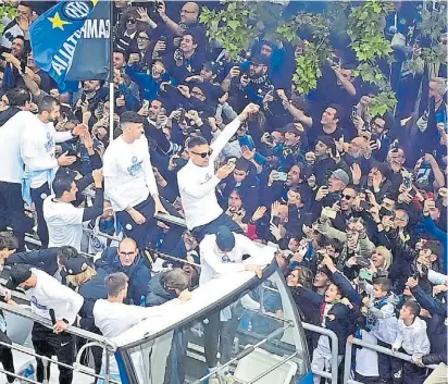  ?? AFP ?? Fiesta nerazzurri. Los jugadores de Inter celebraron el título con el triunfo y el paseo por la ciudad.