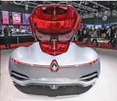  ??  ?? El concept car que fuera presentado en el Salón de París en 2016, estuvo en Buenos Aires junto a su diseñador, Laurens Van Den Acker, quien también develó el Kwid.