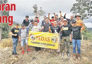  ??  ?? TETAP CERIA: Pete (depan, tiga kanan) bersama ahli-ahli PEDAS Bintulu, mengabadik­an kenangan di salah satu lokasi yang mempunyai pemandanga­n indah dalam perjalanan ke Ulu Anap.