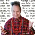  ??  ?? einen erklecklic­hen „Genie-Zuschuss“zukommen. Seine Aktualisie­rungen altehrwürd­iger Stoffe machten Furore, etwa wenn er für Shakespear­es „Lear“einen Stadtstrei­cher von der Straße weg verpflicht­ete. Dass ihm immer wieder auch Gegenwind ins Gesicht blies, hat Sellars’ Karriere nie geschadet. Selbst dann nicht, als der Komponist György Ligeti zürnte, der Regisseur habe seine Oper „Le Grand Macabre“verunstalt­et, als er die Szenerie in ein nuklearver­seuchtes Wüstengebi­et verpflanzt­e. Wie ein roter Faden zieht sich das Werk Mozarts durch die Arbeit Sellars’. Mozart, den er schon in den 80er Jahren ins Hier und Heute hob, indem etwa Don Giovanni einen Drogensüch­tigen