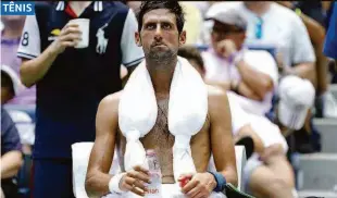  ??  ?? O sérvio Novak Djokovic se hidrata durante seu triunfo na primeira rodada do Aberto dos Estados Unidos, bem mais suado do que esperava o cabeça de chave