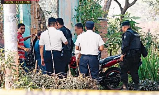  ??  ?? DOS SUPUESTOS PANDILLERO­S MURIERON LUEGO DE UN ENFRENTAMI­ENTO CON MIEMBROS DE LA PNC. OTROS TRES FUERON CAPTURADOS.