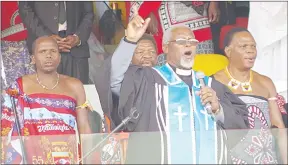  ?? (File pic) ?? Bishop Professor Samson Hlatjwako (C) leading the congregant­s in song towards the end of the service.