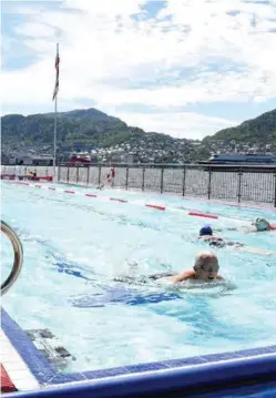  ??  ?? VARMT: Det er 26 grader i det oppvarmede utebasseng­et på Nordnes.