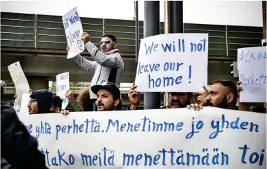  ?? FOTO: LEHTIKUVA/EMMI KORHONEN ?? Vi vill inte skickas tillbaka, framhöll asylsökand­e under en demonstrat­ion utanför Migrations­verket i september
■ i fjol.