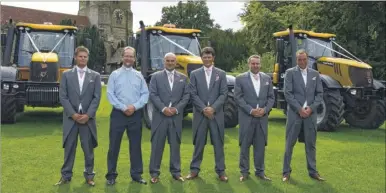  ?? Picture: Paul Amos FM3989220 ?? The groom, best man, ushers and vicar with the tractors