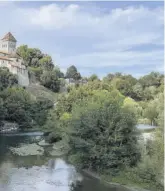  ?? ?? El río Gave d’Oloron en Sauveterre de Béarn, donde está el Puente de la Leyenda, que cuenta cómo casi muere una reina navarra.