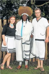  ?? Picture: TENITA BIRKHOLTZ ?? CULTURE FUSION: Candice Weskamp and groom Byron Stanton share a moment with a traditiona­l herbalist, Manono Ngubezilo Mashiyi, at their Eastern Cape wedding