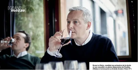  ??  ?? Bruno Le Maire, candidat aux primaires de la droite et son conseiller en pleine dégustatio­n de Pauillac (Médoc) à la brasserie La Grande Armée ( Paris 17é )