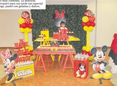  ??  ?? &gt; Hassiel festeja encantada su segundo cumpleaños, vestida como Minnie Mouse.