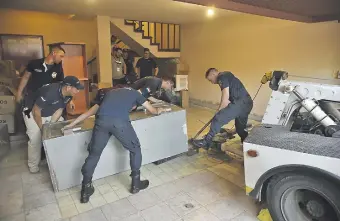 ??  ?? Los agentes policiales que investigan el origen de los pasaportes adulterado­s de Ronaldinho Gaúcho y su hermano confiscaro­n, el 13 de marzo, una caja fuerte de la casa de la empresaria Dalia López.