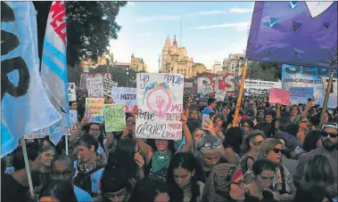  ?? FOTOS: EDUARDO LERKE ?? MULTITUD. Mujeres y hombres llenaron las calles del Centro porteño y de varias ciudades del país.