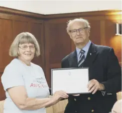  ?? PHOTO PETER JACKSON ?? Marion Mewett receiving her Area President’s Certificat­e