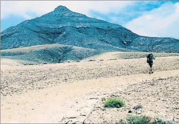  ??  ?? A pie por las islas Canarias Amalia Márquez y Manuel Cabezudo han documentad­o una ruta que cruza todas las islas.