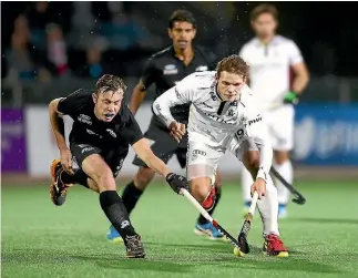 ?? PHOTO: GETTY IMAGES ?? New Zealand’s Hayden Phillips, left, battles with Felix Denayer of Belgium during their World League quarterfin­al in Johannesbu­rg.