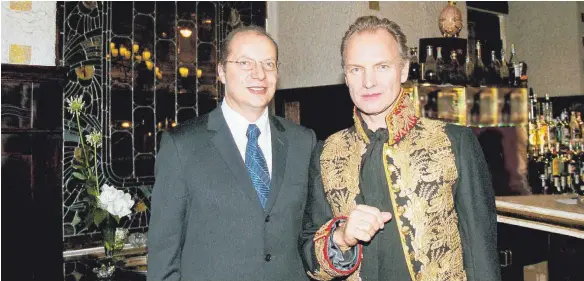  ?? FOTO: PRIVAT ?? Als Hotelmanag­er hat Thomas Noll (links) zahllose Berühmthei­ten aus Musik, Kunst, Sport und Politik begrüßt – auch den britischen Weltstar Sting.